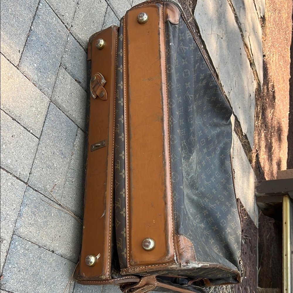 Louis Vuitton Brown Duffel Bag with Classic Design - Picture 3 of 12